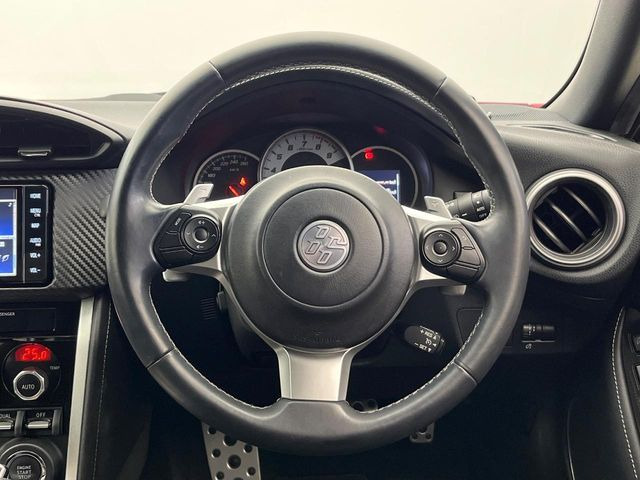 �y�����v�����X�e�A�����O�z�㎿�Ȋv���g�p���邱�ƂŁA��ɂ����������݂ƂĂ��^�]���₷���n���h���ł���