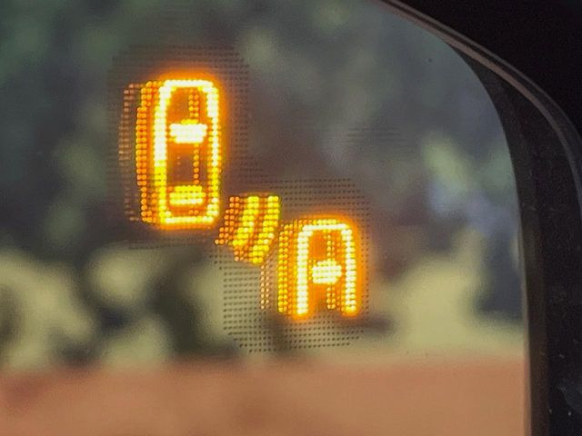 【ブラインドスポットモニタリング】走行中、ドアミラーの死角になりやすい箇所に後続車が接近するとサイドミラー付近に警告を表示、ドライバーに注意喚起をしてくれます。
