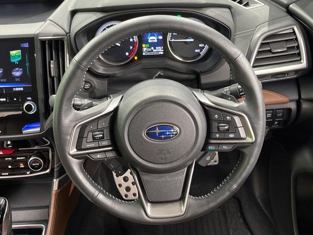 �C���e���A�ɍ��킹���f�U�C���̃X�e�A�����O�́A�^�]�������̂��Ƃ��l���A�^�]���₷���`��A�傫���ł��B�����x�A���ۂɐG���Ă��m���߂��������B