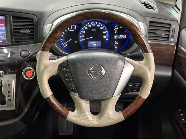 �C���e���A�ɍ��킹���f�U�C���̃X�e�A�����O�́A�^�]�������̂��Ƃ��l���A�^�]���₷���`��A�傫���ł��B�����x�A���ۂɐG���Ă��m���߂��������B