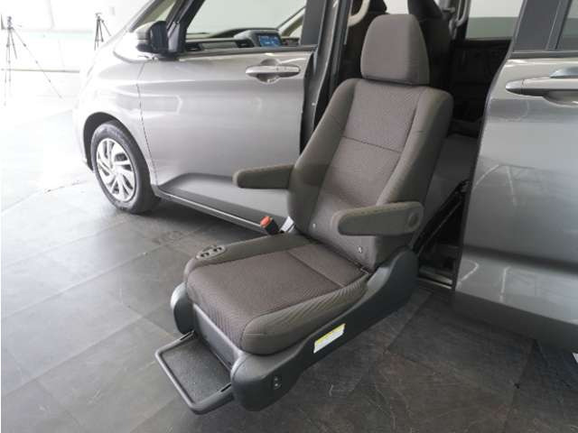 フリード1.5 G ホンダセンシング サイドリフトアップシート