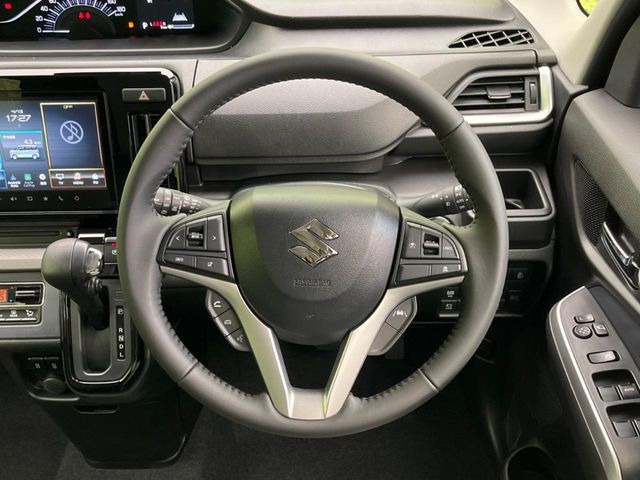 �C���e���A�ɍ��킹���f�U�C���̃X�e�A�����O�́A�^�]�������̂��Ƃ��l���A�^�]���₷���`��A�傫���ł��B�����x�A���ۂɐG���Ă��m���߂��������B