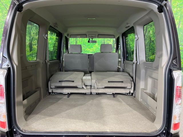 ���i�̂���������ʋ΁A���}���ɏ\���ȉ׎��X�y�[�X���m�ۂ��Ă���܂��B�Z�J���h�V�[�g��|���ƁA�傫�ȉו��̐ύڂ��\�ł���