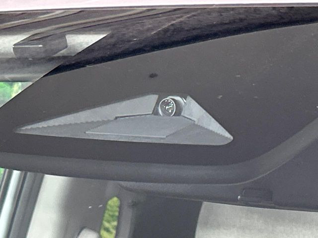 【ホンダセンシング】走行中に前方の車両等を認識し、衝突しそうな時は警報とブレーキで衝突回避と被害軽減をアシスト。より安全にドライブをお楽しみいただけます。