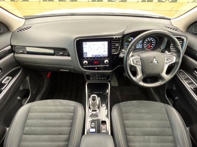 アウトランダーPHEV2.4 G プラスパッケージ 4WD