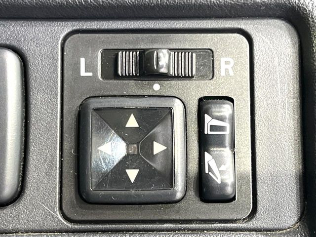 �y�d���i�[�~���[�z�T�C�h�~���[�͓d���i�[���ƂȂ��Ă���A�������ԏ�ł��L�Y�������X�N��}�����܂��B