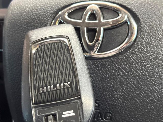 【スマートキー】カバンやポケットに入れたままでもドアの施錠・解錠が可能なスマートキーを装備。エンジンのオン・オフ時もカギを取り出す必要が無いからとっても便利です♪