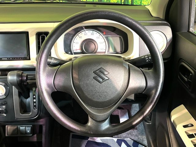 �C���e���A�ɍ��킹���f�U�C���̃X�e�A�����O�́A�^�]�������̂��Ƃ��l���A�^�]���₷���`��A�傫���ł��B�����x�A���ۂɐG���Ă��m���߂��������B