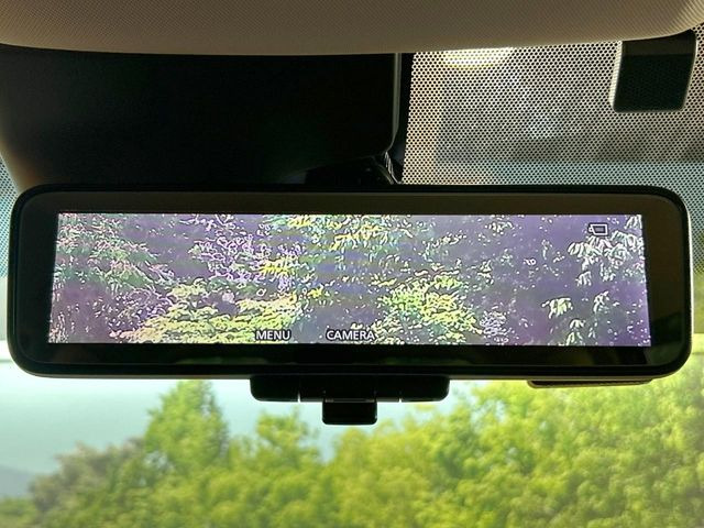【インテリジェントルームミラー】後席の大きな荷物や同乗者で後方が確認しづらい時でも安心!カメラが撮影した車両後方の映像をルームミラー内に表示。クリアな視界で状況の確認が可能です!
