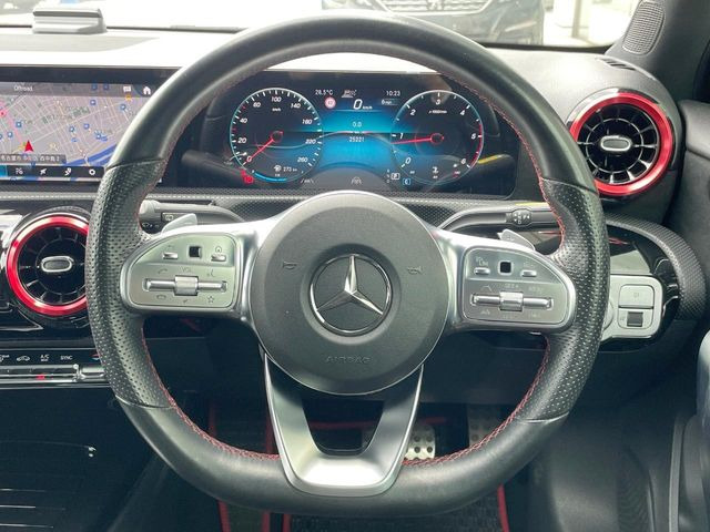 ���}���`�t�@���N�V�����X�e�A�����O:�n���h���̍��E�̃{�^���ŃI�[�f�B�I�̑I���≹�ʂ̒��߂��\�ł��B�n���h�����������������ł���̂ň��S�ł��ˁ�