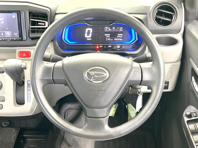 �C���e���A�ɍ��킹���f�U�C���̃X�e�A�����O�́A�^�]�������̂��Ƃ��l���A�^�]���₷���`��A�傫���ł��B�����x�A���ۂɐG���Ă��m���߂��������B