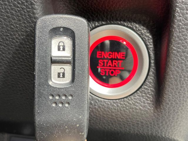 �yHonda�X�}�[�g�L�[�z�J�o����|�P�b�g�ɓ��ꂽ�܂܂ł��h�A�̎{���E�������\�ȃX�}�[�g�L�[�𑕔��B�G���W���̃I���E�I�t�����J�M�����o���K�v����������Ƃ��Ă��֗��ł���