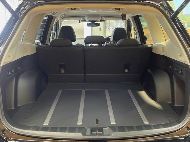 ���i�̂���������ʋ΁A���}���ɏ\���ȉ׎��X�y�[�X���m�ۂ��Ă���܂��B�Z�J���h�V�[�g��|���ƁA�傫�ȉו��̐ύڂ��\�ł���