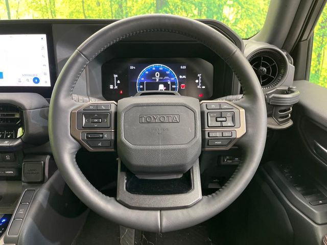 �C���e���A�ɍ��킹���f�U�C���̃X�e�A�����O�́A�^�]�������̂��Ƃ��l���A�^�]���₷���`��A�傫���ł��B�����x�A���ۂɐG���Ă��m���߂��������B