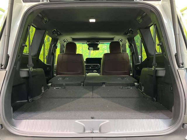 ���i�̂���������ʋ΁A���}���ɏ\���ȉ׎��X�y�[�X���m�ۂ��Ă���܂��B�T�[�h�V�[�g��|���ƁA�傫�ȉו��̐ύڂ��\�ł���