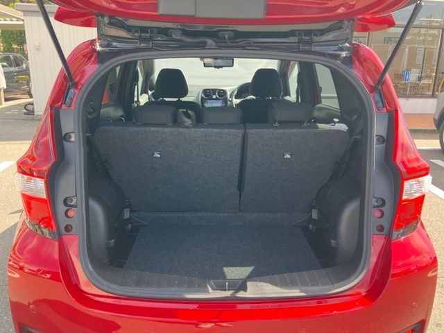 ���i�̂���������ʋ΁A���}���ɏ\���ȉ׎��X�y�[�X���m�ۂ��Ă���܂��B�Z�J���h�V�[�g��|���ƁA�傫�ȉו��̐ύڂ��\�ł���