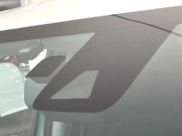 【プリクラッシュセーフティ】前方の車両等を検知し、衝突しそうな時は警報で注意を促し、ブレーキを踏む力をサポート。ブレーキを踏めなかった場合は衝突被害軽減ブレーキが作動、衝突回避をサポートします。