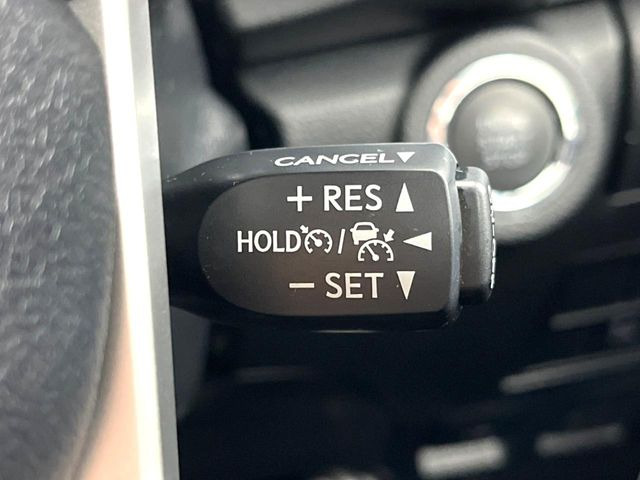 【レーダークルーズコントロール】高速道路での長距離走行が楽に!!自動で速度を保つクルーズコントロールが、衝突軽減システムと連携し、前方の車両を感知して車間を保つように速度調節してくれます!!