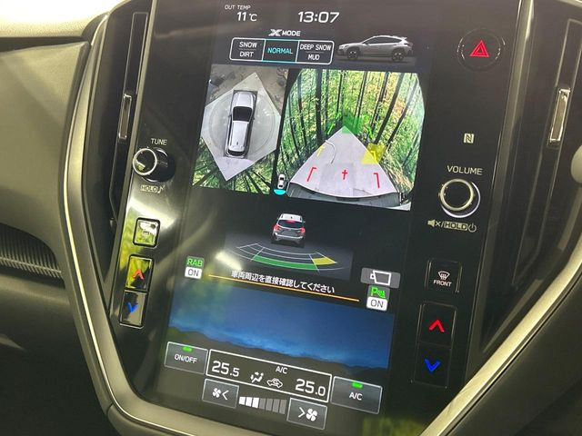 �y�}���`�e���C�����j�^�[�z�Ԃ̃t�����g��T�C�h�̃J�����摜�𓯎��Ƀ��j�^�[�\�����邱�ƂŁA���H�⋷�����𑖍s���ł����͂̏󋵊m�F���ł����S!�{�iSUV�ɂ��ꂵ�������ł���