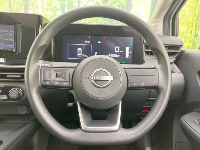 �C���e���A�ɍ��킹���f�U�C���̃X�e�A�����O�́A�^�]�������̂��Ƃ��l���A�^�]���₷���`��A�傫���ł��B�����x�A���ۂɐG���Ă��m���߂��������B