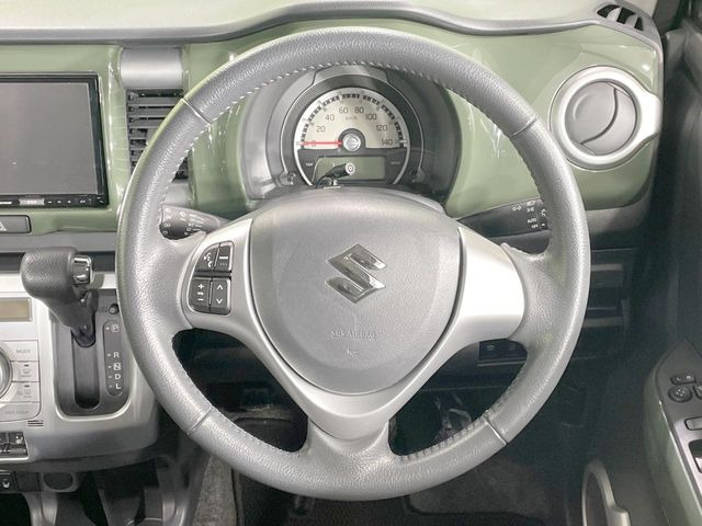 �C���e���A�ɍ��킹���f�U�C���̃X�e�A�����O�́A�^�]�������̂��Ƃ��l���A�^�]���₷���`��A�傫���ł��B�����x�A���ۂɐG���Ă��m���߂��������B