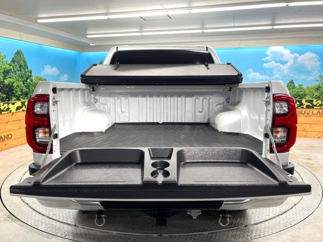 積み下ろしのしやすいデッキにはたっぷりと荷物を積み込んでいただけます。遊びから仕事まで、様々なシーンで頼れます♪