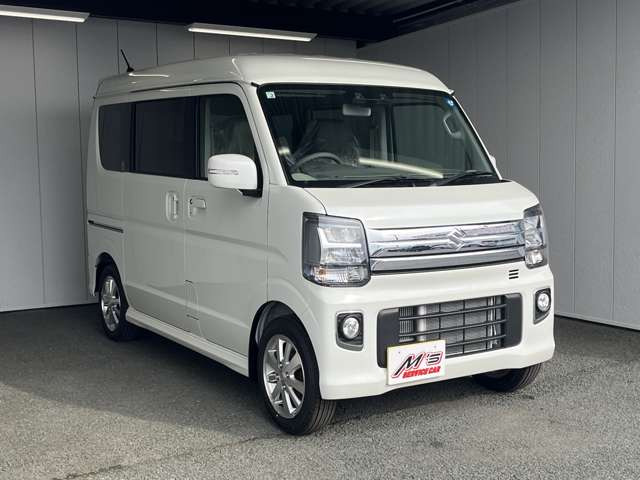 ���ʎԂ́u�T�[�r�X�J�[�G���Y �{�X�v�A�y�����Ԃ́u�T�[�r�X�J�[�G���Y �����X�v���炨�T�������܂��B