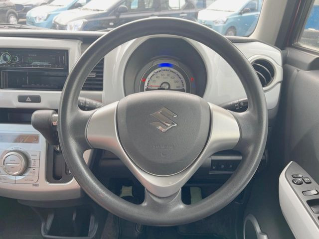 �C���e���A�ɍ��킹���f�U�C���̃X�e�A�����O�́A�^�]�������̂��Ƃ��l���A�^�]���₷���`��A�傫���ł��B�����x�A���ۂɐG���Ă��m���߂��������B