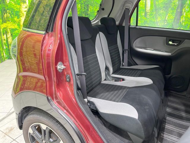 後部座席も気になるようなキズ・汚れやへたり等、大きなダメージはなく、良好な状態です。