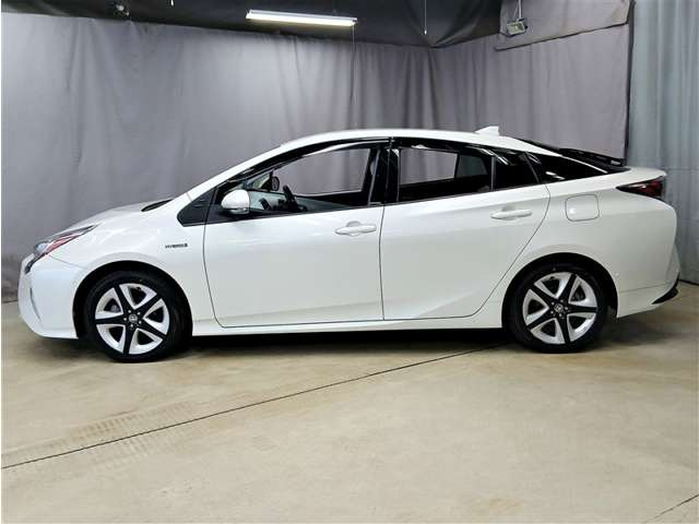 プリウス1.8 A ツーリングセレクション E-Four 4WD