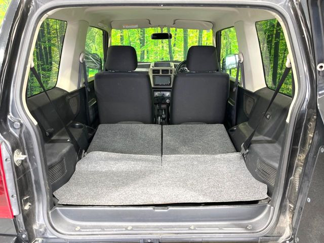 ���i�̂���������ʋ΁A���}���ɏ\���ȉ׎��X�y�[�X���m�ۂ��Ă���܂��B�Z�J���h�V�[�g��|���ƁA�傫�ȉו��̐ύڂ��\�ł���