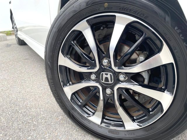 �y�����A���~�z�C�[���z�O�ςɃ}�b�`���������A���~�z�C�[���𑕒����Ă���܂��B�e��ЊO�A���~�z�C�[����A�X�^�b�h���X�^�C�����戵�����Ă���܂��B���񂲑��k����������