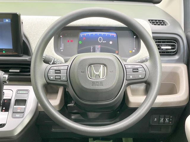 インテリアに合わせたデザインのステアリングは、運転される方のことも考え、運転しやすい形状、大きさです。是非一度、実際に触ってお確かめください。