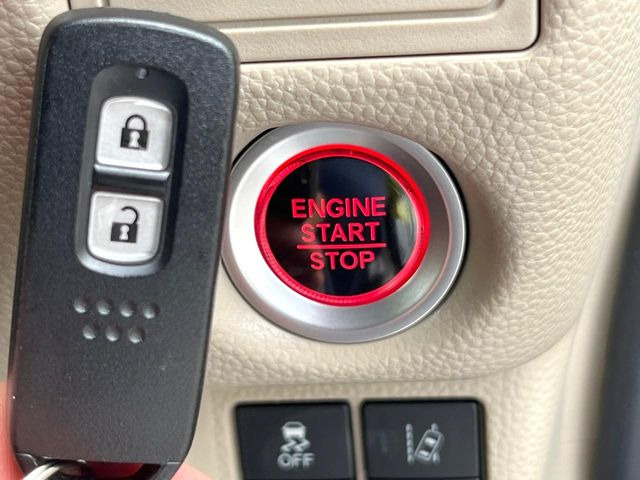 �yHonda�X�}�[�g�L�[�z�J�o����|�P�b�g�ɓ��ꂽ�܂܂ł��h�A�̎{���E�������\�ȃX�}�[�g�L�[�𑕔��B�G���W���̃I���E�I�t�����J�M�����o���K�v����������Ƃ��Ă��֗��ł���