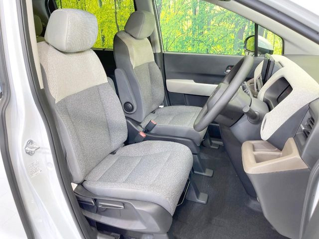 運転席まわりには十分なスペースがあり、大柄な方でもゆったり運転していただける環境です。