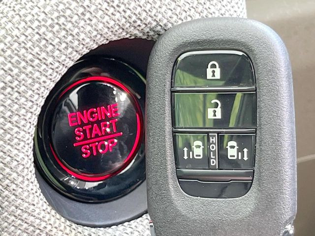 【Hondaスマートキー】カバンやポケットに入れたままでもドアの施錠・解錠が可能なスマートキーを装備。エンジンのオン・オフ時もカギを取り出す必要が無いからとっても便利です♪