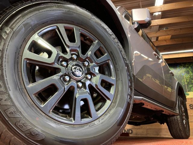 �y����18�C���`�A���~�z�C�[���z�O�ςɃ}�b�`���������A���~�z�C�[���𑕒����Ă���܂��B�e��ЊO�A���~�z�C�[����A�X�^�b�h���X�^�C�����戵�����Ă���܂��B���񂲑��k����������