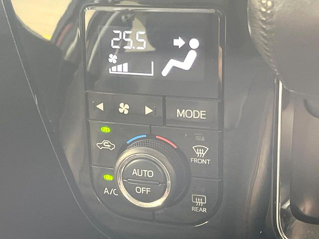 【オートエアコン】一度お好みの温度に設定すれば、車内の温度を検知し風量や温度を自動で調整。暑い&hellip;寒い&hellip;と何度もスイッチ操作をする必要はありません。快適な車内空間には必須の機能ですね♪