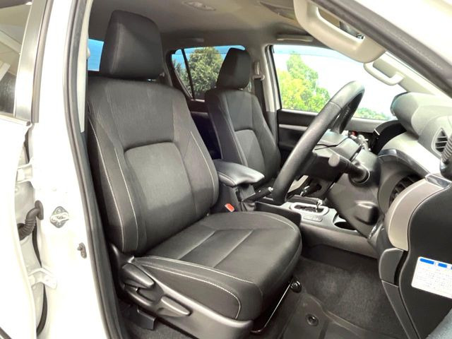 運転席まわりには十分なスペースがあり、大柄な方でもゆったり運転していただける環境です。