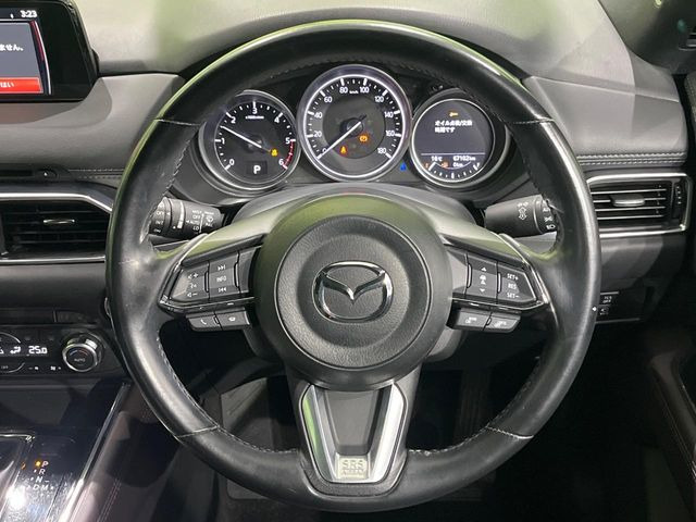 【ステアリングヒーター】冬場に冷たくなりやすい革巻きステアリングを、スイッチ一つで素早く適温に!エアコンよりも早く温まってくれるので、寒い日の運転も快適になりますね♪