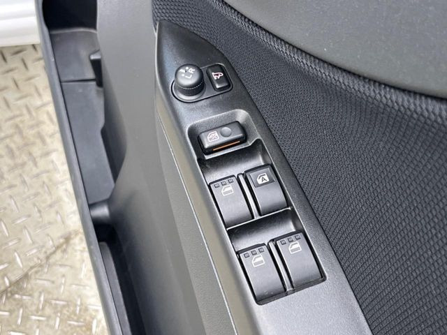 �y�d���i�[�~���[�z�T�C�h�~���[�͓d���i�[���ƂȂ��Ă���A�������ԏ�ł��L�Y�������X�N��}�����܂��B