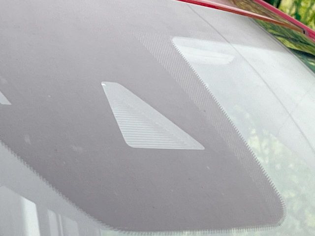 �yi-ACTIVESENSE�z���s���ɑO���̎ԗ�����F�����A�Փ˂������Ȏ��͌x��ƃu���[�L�ŏՓˉ���Ɣ�Q�y�����A�V�X�g�B�����S�Ƀh���C�u�����y���݂��������܂��B