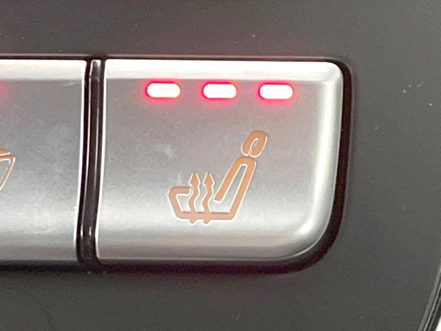 ●フロントシートヒーティング:運転席・助手席共に三段階で調節が可能なシートヒーターを装備しております。季節を問わず快適にご使用いただけます。