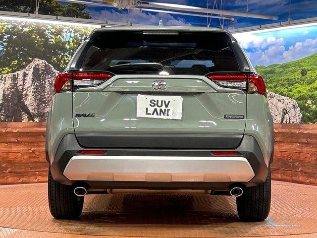 安心の最長10年・走行無制限保証(有償)をご用意。保証内容も充実はもちろん、無料点検&オイル交換や、年中無休の全国・24時間ロードサービスも付帯されておりますのでご安心下さい。