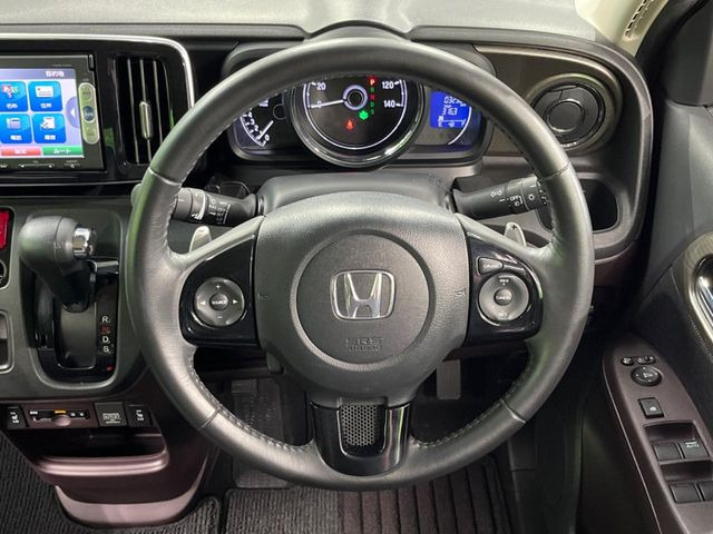 �C���e���A�ɍ��킹���f�U�C���̃X�e�A�����O�́A�^�]�������̂��Ƃ��l���A�^�]���₷���`��A�傫���ł��B�����x�A���ۂɐG���Ă��m���߂��������B