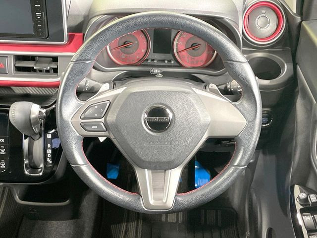 インテリアに合わせたデザインのステアリングは、運転される方のことも考え、運転しやすい形状、大きさです。是非一度、実際に触ってお確かめください。