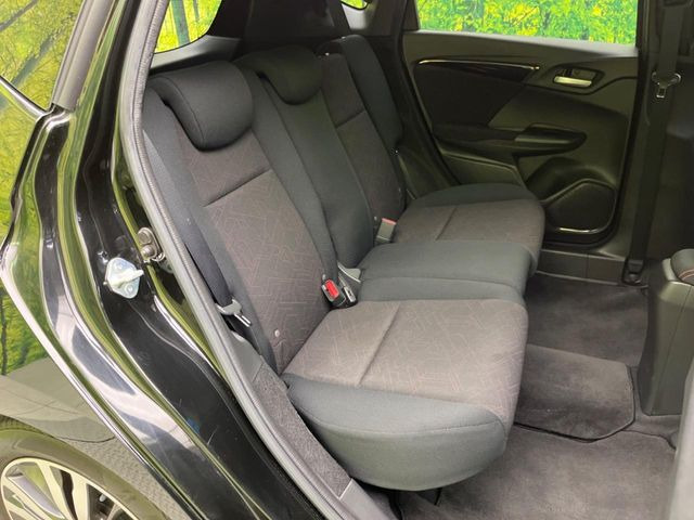 �R���p�N�g�J�[�ł����A�Z�J���h�V�[�g�͏\���ȍL����������K�ɂ���肢�������܂���V�[�g��|���đ傫�ȉו���ς񂾂�ƁA�p�r�̕����L��1��ł��B