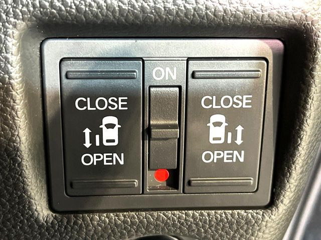 【両側パワースライドドア】スマートキーや運転席のスイッチで後席両側スライドドアの開閉が可能♪電動だから力を入れてドアを開ける必要が無く、小さなお子様でも簡単に開け閉めでき快適です♪