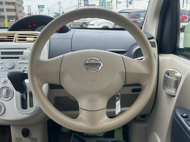 �C���e���A�ɍ��킹���f�U�C���̃X�e�A�����O�́A�^�]�������̂��Ƃ��l���A�^�]���₷���`��A�傫���ł��B�����x�A���ۂɐG���Ă��m���߂��������B