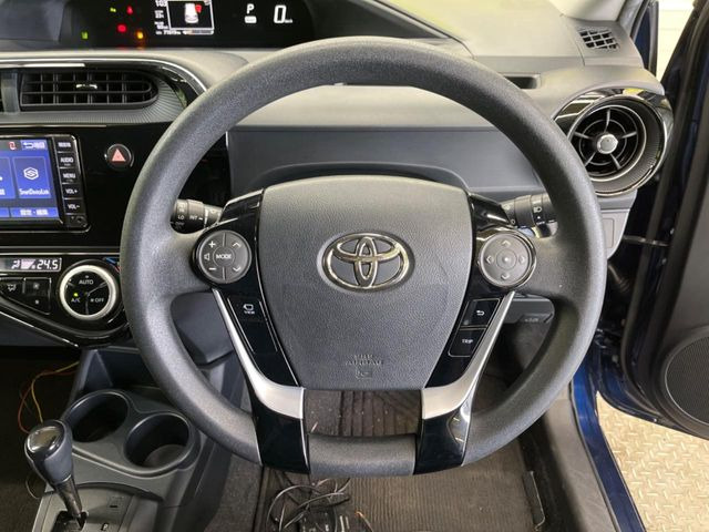 �C���e���A�ɍ��킹���f�U�C���̃X�e�A�����O�́A�^�]�������̂��Ƃ��l���A�^�]���₷���`��A�傫���ł��B�����x�A���ۂɐG���Ă��m���߂��������B